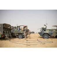 Des soldats du 503e régiment du train (RT) ravitaillent des véhicules de l'avant blindés (VAB) en carburant au moyen d'un camion-citerne polyvalent de 10m3 (CCP10) dans le secteur des monts Farach, au Mali.