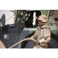 Un soldat du 503e régiment du train (RT) ravitaille un véhicule de l'avant blindé (VAB) en carburant au moyen d'un camion-citerne polyvalent de 10m3 (CCP10) dans le secteur des monts Farach, au Mali.