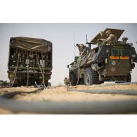 Des soldats du 503e régiment du train (RT) ravitaillent un véhicule de l'avant blindé (VAB) en carburant au moyen d'un camion-citerne polyvalent de 10m3 (CCP10) dans le secteur des monts Farach, au Mali.