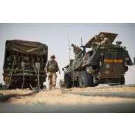 Des soldats du 503e régiment du train (RT) ravitaillent un véhicule de l'avant blindé (VAB) en carburant au moyen d'un camion-citerne polyvalent de 10m3 (CCP10) dans le secteur des monts Farach, au Mali.