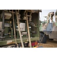 Des soldats du 503e régiment du train (RT) ravitaillent un véhicule de l'avant blindé (VAB) en carburant au moyen d'un camion-citerne polyvalent de 10m3 (CCP10) dans le secteur des monts Farach, au Mali.