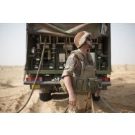 Un soldat du 503e régiment du train (RT) déploie les lances d'un camion-citerne polyvalent de 10m3 (CCP10) dans le secteur des monts Farach, au Mali.