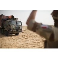 Un soldat du 503e régiment du train (RT) guide l'arrivée d'un camion porteur polyvalent logistique (PPLOG) pour son ravitaillement dans le secteur des monts Farach, au Mali.