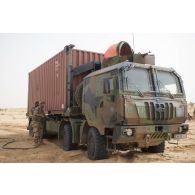Des soldats du 503e régiment du train (RT) ravitaillent un camion porteur polyvalent logistique (PPLOG) en carburant dans le secteur des monts Farach, au Mali.