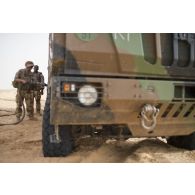 Des soldats du 503e régiment du train (RT) ravitaillent un camion porteur polyvalent logistique (PPLOG) en carburant dans le secteur des monts Farach, au Mali.