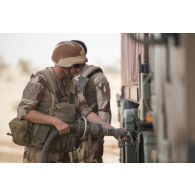 Des soldats du 503e régiment du train (RT) ravitaillent un camion porteur polyvalent logistique (PPLOG) en carburant dans le secteur des monts Farach, au Mali.