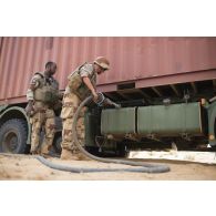 Des soldats du 503e régiment du train (RT) ravitaillent un camion porteur polyvalent logistique (PPLOG) en carburant dans le secteur des monts Farach, au Mali.
