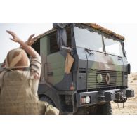 Un soldat du 503e régiment du train (RT) guide l'arrivée d'un camion TRM-10000 pour son ravitaillement dans le secteur des monts Farach, au Mali.