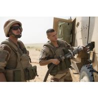 Des sapeurs du 2e régiment étranger de génie (REG) ravitaillent leur véhicule blindé hautement protégé (VBHP) Aravis en carburant dans le secteur des monts Farach, au Mali.