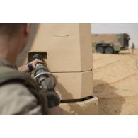 Un sapeur du 2e régiment étranger de génie (REG) ravitaille son véhicule blindé hautement protégé (VBHP) Aravis en carburant dans le secteur des monts Farach, au Mali.