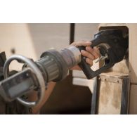 Un sapeur du 2e régiment étranger de génie (REG) ravitaille son véhicule blindé hautement protégé (VBHP) Aravis en carburant dans le secteur des monts Farach, au Mali.