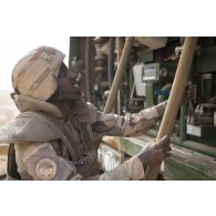 Un soldat du 503e régiment du train (RT) replie la lance d'un camion-citerne polyvalent de 10m3 (CCP10) dans le secteur des monts Farach, au Mali.