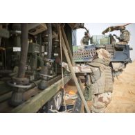 Un soldat du 503e régiment du train (RT) replie la lance d'un camion-citerne polyvalent de 10m3 (CCP10) dans le secteur des monts Farach, au Mali.