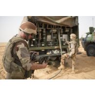 Des soldats du 503e régiment du train (RT) replient la lance d'un camion-citerne polyvalent de 10m3 (CCP10) dans le secteur des monts Farach, au Mali.