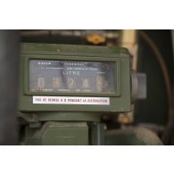 Vue du débit de carburant délivré par un camion-citerne polyvalent de 10 m3 (CCP10) dans le secteur des monts Farach, au Mali.