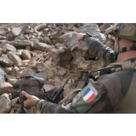 Un soldat du 13e bataillon de chasseurs alpins (BCA) observe le terrain au moyen de jumelles Vector 21 pour le ratissage du mont Mbali, au Mali.