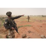 Le sergent-chef Marc du 2e régiment étranger de génie (REG) dirige sa section au terme du ratissage du mont Mbali, au Mali.
