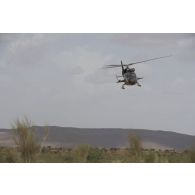 Arrivée d'un hélicoptère Gazelle SA-342M du 5e régiment d'hélicoptères de combat (RHC) sur une zone de dépannage dans les monts Farach, au Mali.