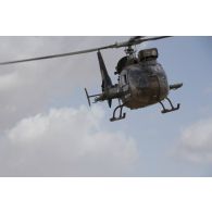 Arrivée d'un hélicoptère Gazelle SA-342M du 5e régiment d'hélicoptères de combat (RHC) sur une zone de dépannage dans les monts Farach, au Mali.
