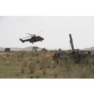 Arrivée d'un hélicoptère Cougar AS-532 du 5e régiment d'hélicoptères de combat (RHC) sur une zone de dépannage dans les monts Farach, au Mali.