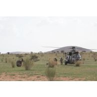 Livraison de pièces mécaniques par un hélicoptère Cougar AS-532 du 5e régiment d'hélicoptères de combat (RHC) sur une zone de dépannage dans les monts Farach, au Mali.