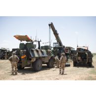 Un porteur polyvalent lourd de dépannage (PPLD) récupère la roue d'un véhicule de l'avant blindé (VAB) dans le secteur des monts Farach, au Mali.