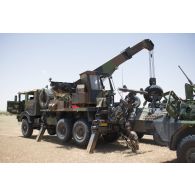 Un porteur polyvalent lourd de dépannage (PPLD) récupère la roue d'un véhicule de l'avant blindé (VAB) dans le secteur des monts Farach, au Mali.