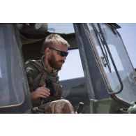 Un soldat pilote la grue d'un camion porteur polyvalent lourd de dépannage (PPLD) dans le secteur des monts Farach, au Mali.