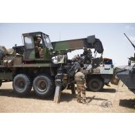 Un porteur polyvalent lourd de dépannage (PPLD) récupère la roue d'un véhicule de l'avant blindé (VAB) dans le secteur des monts Farach, au Mali.