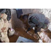 Des sapeurs du 2e régiment étranger de génie (REG) fouillent le sol d'une habitation des monts Farach, au Mali.
