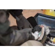 Un sapeur du 2e régiment étranger de génie (REG) fouille une malle découverte dans un village des monts Farach, au Mali.