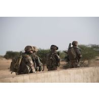 Des sapeurs du 2e régiment étranger de génie (REG) reconnaissent une école dans le secteur des monts Farach, au Mali.