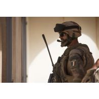 Un sapeur du 2e régiment étranger de génie (REG) reconnaît une école dans le secteur des monts Farach, au Mali.