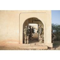 Des sapeurs du 2e régiment étranger de génie (REG) reconnaissent une école dans le secteur des monts Farach, au Mali.