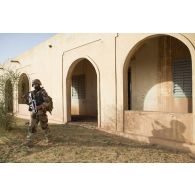 Un sapeur du 2e régiment étranger de génie (REG) reconnaît une école dans le secteur des monts Farach, au Mali.
