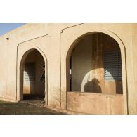 Un sapeur du 2e régiment étranger de génie (REG) reconnaît une école dans le secteur des monts Farach, au Mali.