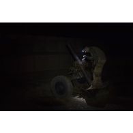 Un artilleur du 93e régiment d'artillerie de montagne (RAM) règle le pointage d'un mortier de 120 mm rayé tracté (MO-120 RT) à Tombouctou, au Mali.