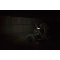 Un artilleur du 93e régiment d'artillerie de montagne (RAM) règle le pointage d'un mortier de 120 mm rayé tracté (MO-120 RT) à Tombouctou, au Mali.