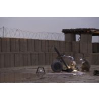 Des artilleurs du 93e régiment d'artillerie de montagne (RAM) mettent en batterie un mortier de 120 mm rayé tracté (MO-120 RT) à Tombouctou, au Mali.