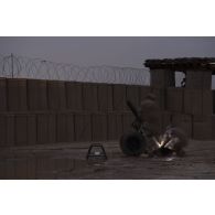 Des artilleurs du 93e régiment d'artillerie de montagne (RAM) mettent en batterie un mortier de 120 mm rayé tracté (MO-120 RT) à Tombouctou, au Mali.