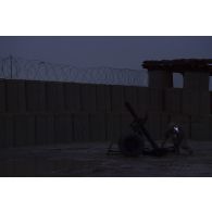 Des artilleurs du 93e régiment d'artillerie de montagne (RAM) mettent en batterie un mortier de 120 mm rayé tracté (MO-120 RT) à Tombouctou, au Mali.