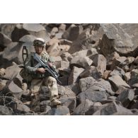 Un sapeur du 2e régiment étranger de génie (REG) reconnaît une zone dans le secteur des monts Farach, au Mali.