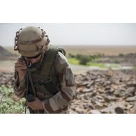 Le lieutenant Rémy du 2e régiment étranger de génie (REG) communique par radio pour le compte-rendu d'une fouille dans le secteur des monts Farach, au Mali.
