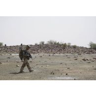 Un sapeur du 2e régiment étranger de génie (REG) reconnaît une zone  dans le secteur des monts Farach, au Mali.