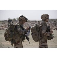 Des sapeurs du 2e régiment étranger de génie (REG) reconnaissent une zone dans le secteur des Monts Farach, au Mali.