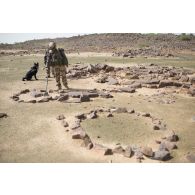 Un sapeur du 2e régiment étranger de génie (REG) contrôle une zone au détecteur dans le secteur des monts Farach, au Mali.