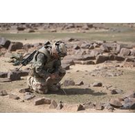 Un sapeur du 2e régiment étranger de génie (REG) sonde le sol dans le secteur des monts Farach, au Mali.