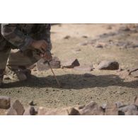 Un sapeur du 2e régiment étranger de génie (REG) sonde le sol dans le secteur des monts Farach, au Mali.