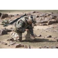 Un sapeur du 2e régiment étranger de génie (REG) sonde le sol dans le secteur des monts Farach, au Mali.