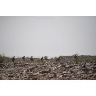 Des sapeurs du 2e régiment étranger de génie (REG) reconnaissent une zone dans le secteur des monts Farach, au Mali.
